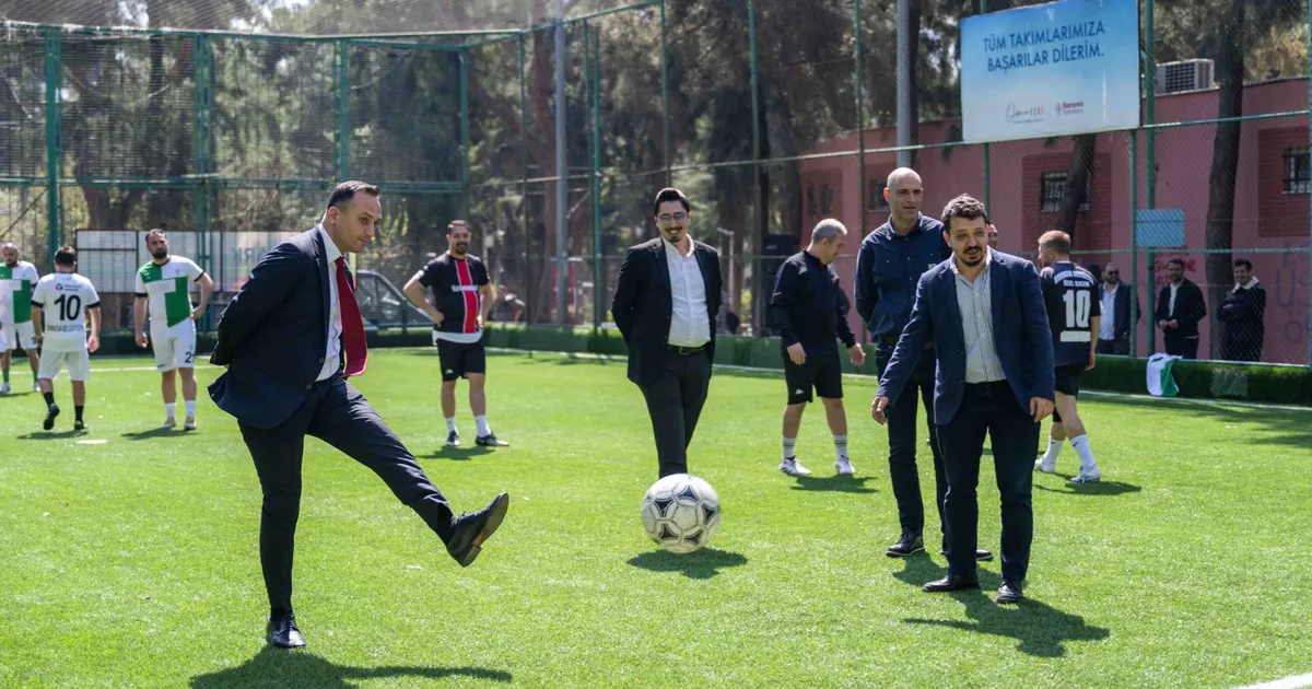 İzmir Bornova Belediyesi’nde dostluk sahaya taşındı