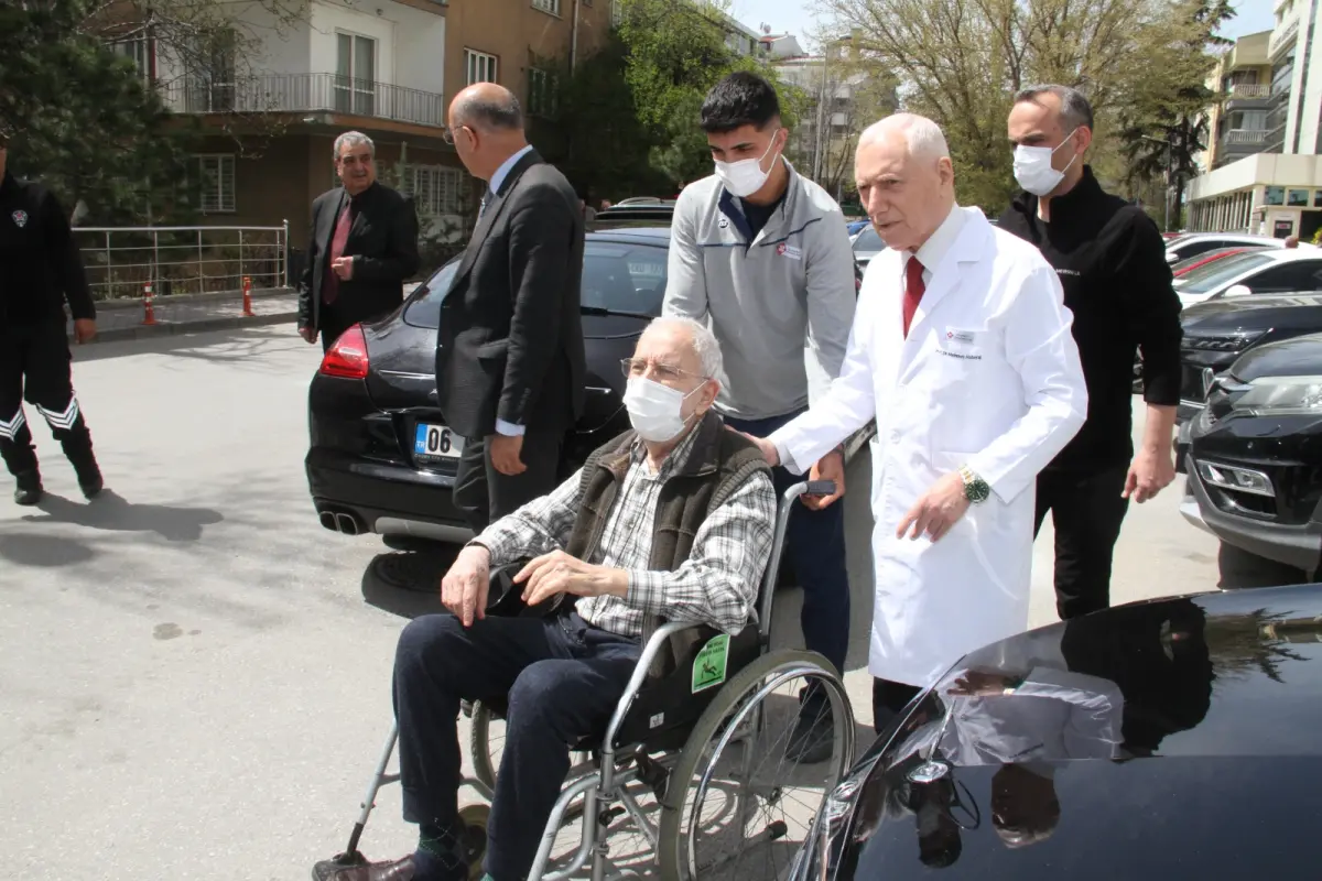 Gazeteci Emin Çölaşan taburcu edildi - Sağlık Haberleri