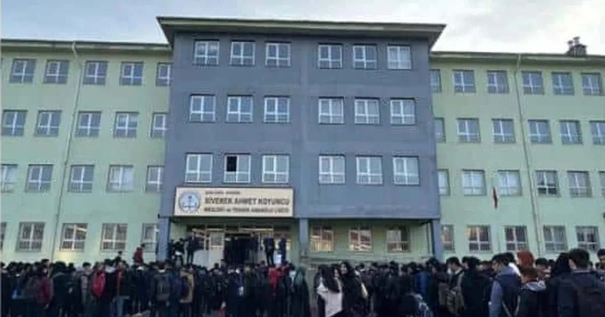 Siverek’teki okul saldırısında 20 gözaltı! 1 öğrencinin durumu ağır - Gündem Haberleri