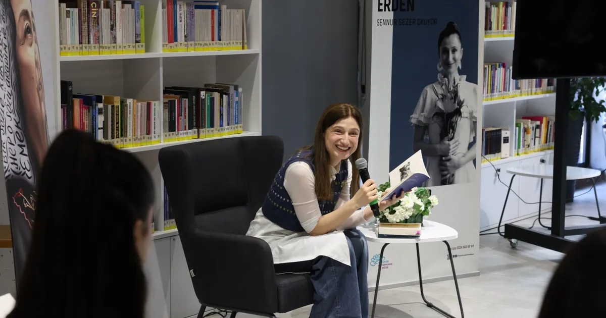 Bursa Nilüfer'de Nezaket Erden, 'Sennur Sezer' şiirleri okudu