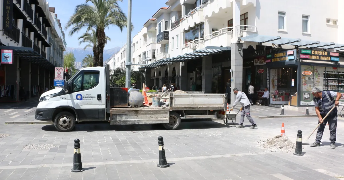 Antalya'da Kemer Liman Caddesi’nde bakım ve onarım