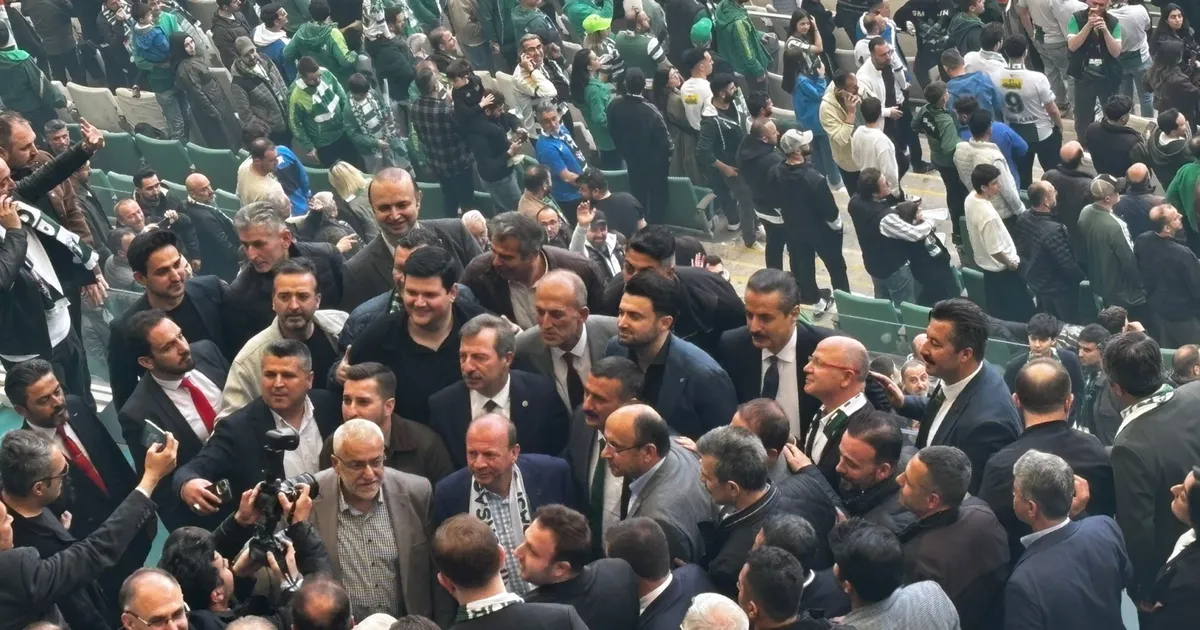 Bursaspor'un şampiyonluk coşkusu omuz omuza izlendi