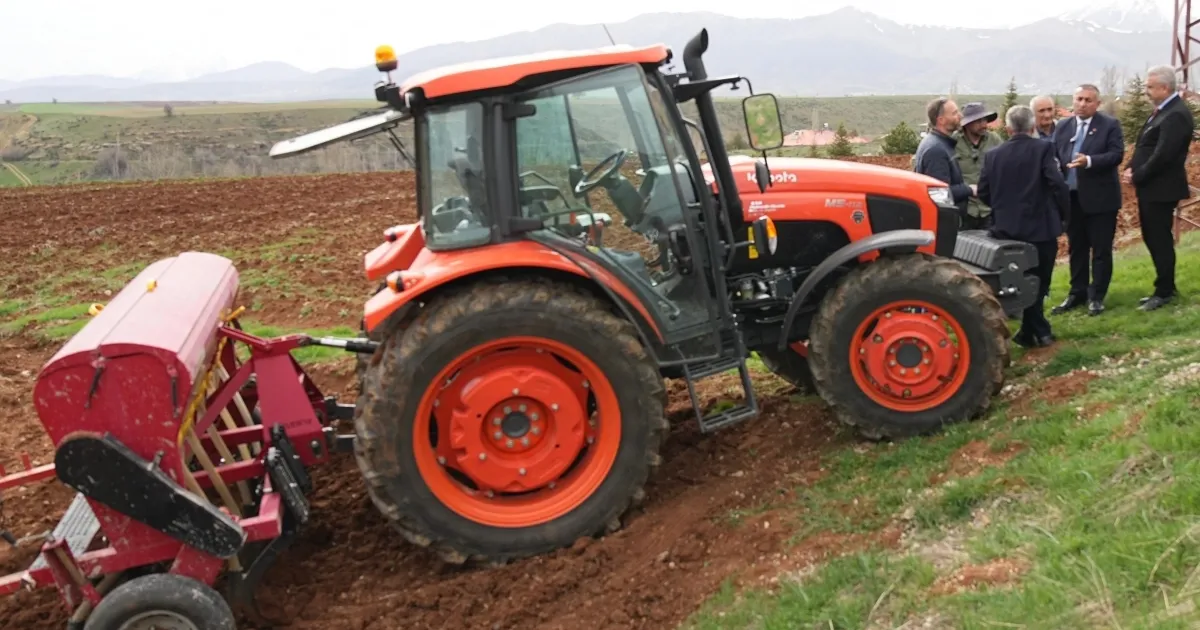 Adana'da Tufanbeyli çiftçisine çilek ve nohut desteği