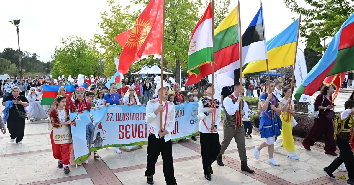 Antalya'da çocuklar Sevgi Korteji’nde buluştu