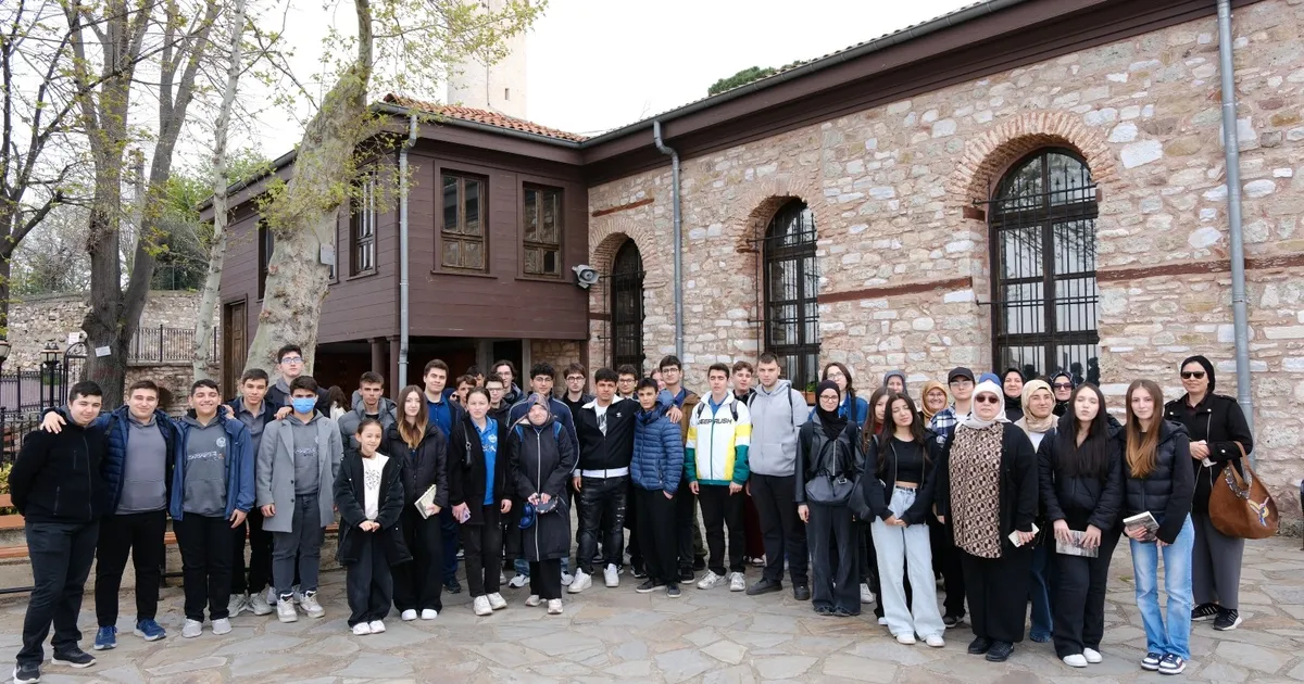 Gençler Kocaeli’de kitapla şehri keşfediyor