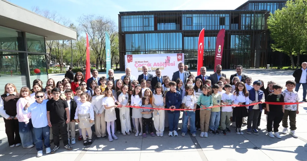 Bursa İnegöl’de minik sanatçılardan 23 Nisan özel sergisi