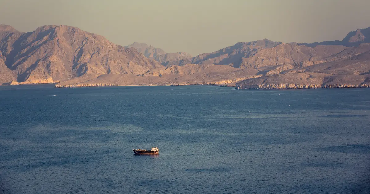 Hürmüz Boğazı’nda üç konteyner gemisi silahlı saldırıya uğradı