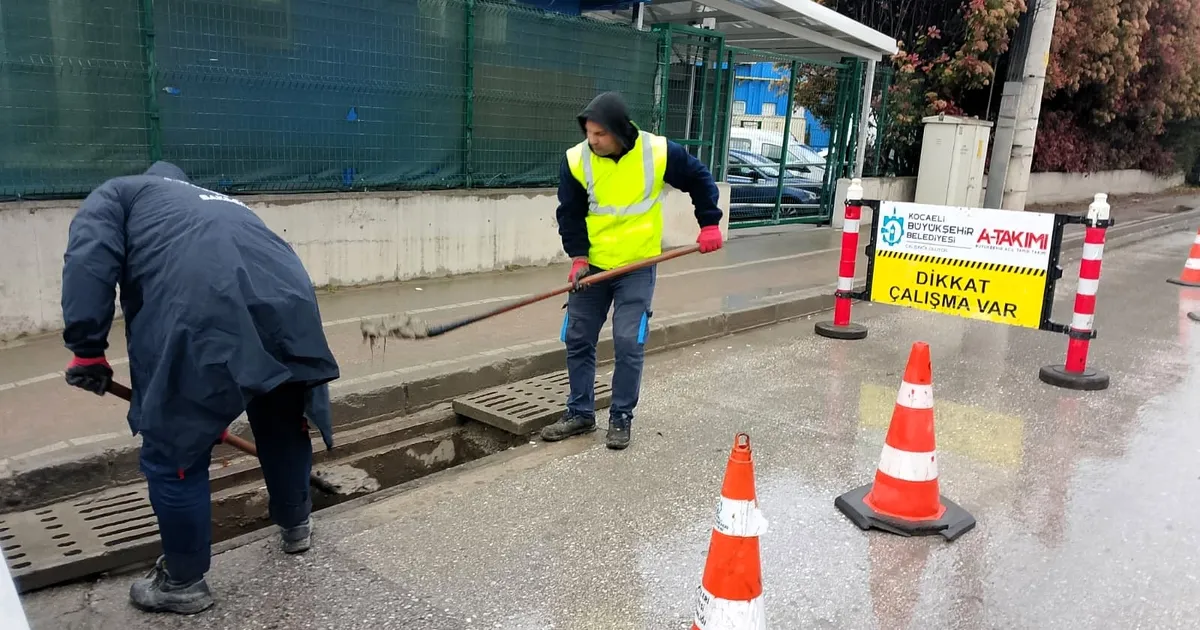 Kocaeli'de mazgallar tek tek temizleniyor