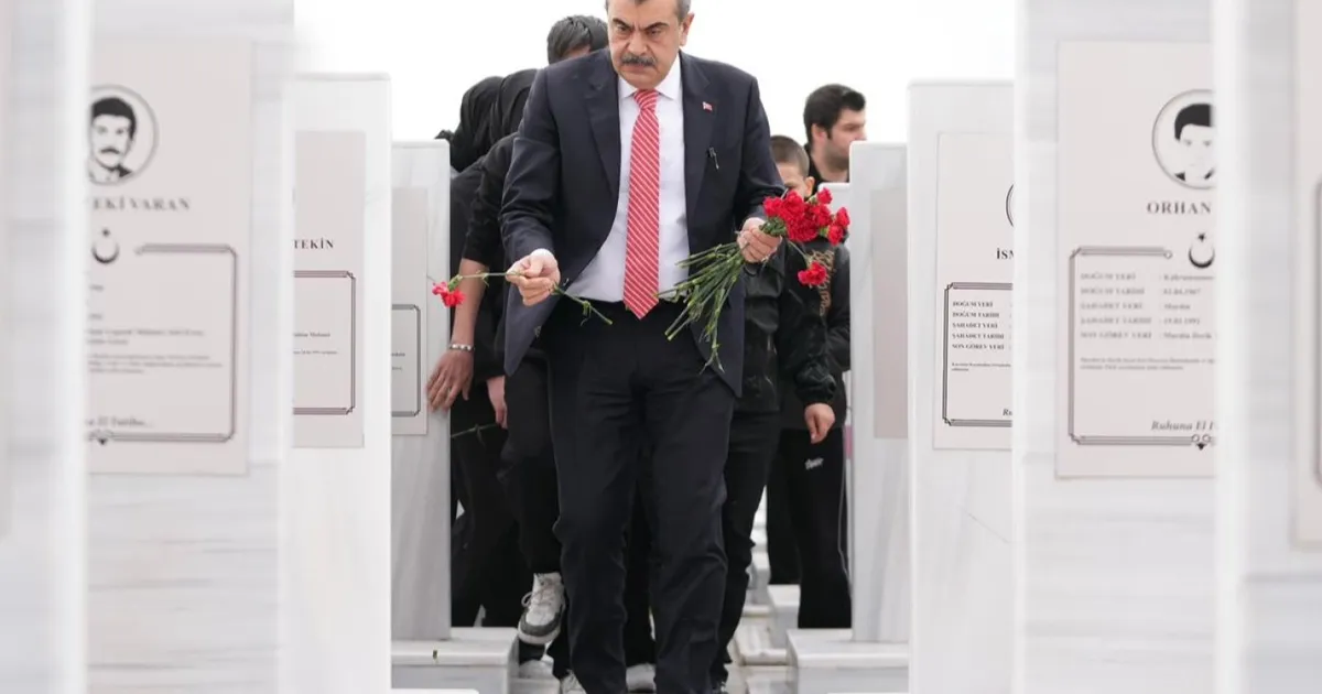 Bakan Tekin'den Şehit Öğretmenler Anıtı'na ziyaret