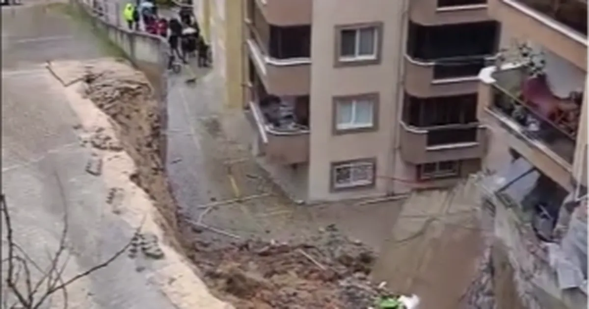 Mudanya Halitpaşa Mahallesi'nde istinat duvarı çöktü! 2 kattaki daireler tahliye edildi
