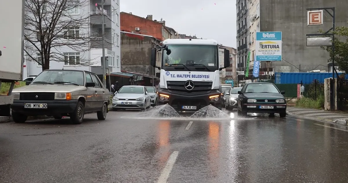 İstanbul Maltepe'de bahar temizliğine devam
