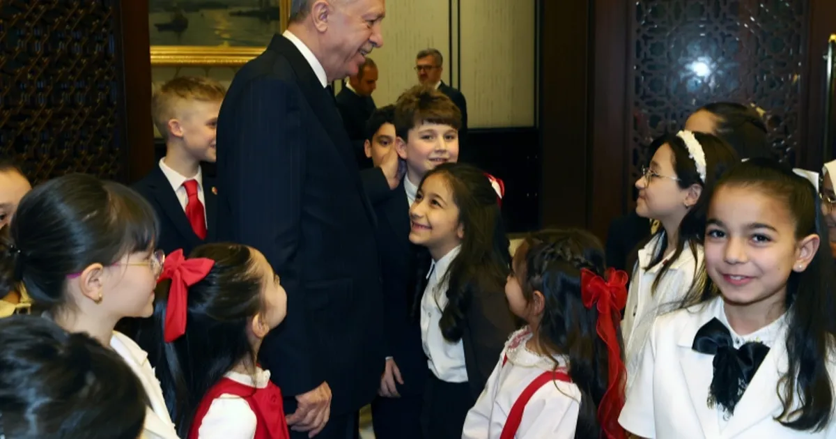 Cumhurbaşkanı Erdoğan, Külliye'de çocukları misafir etti