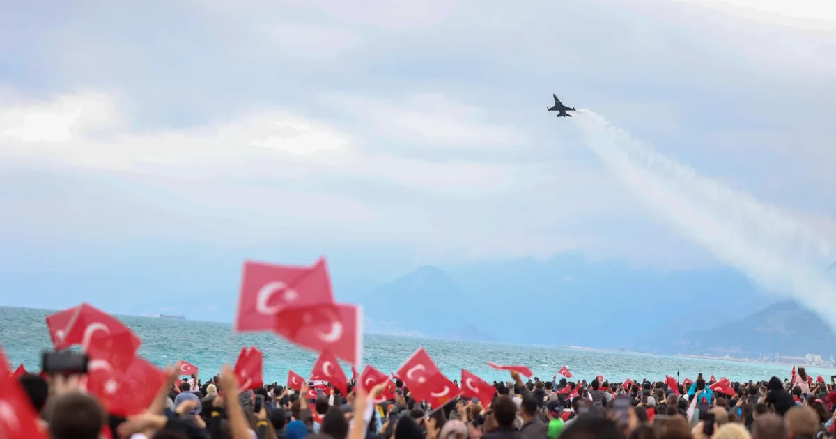 SOLOTÜRK Konyaaltı’nda nefes kesti