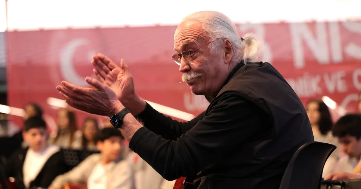 Usta sanatçı Cahit Berkay, Bursa Osmangazi'de gençlerle aynı sahneyi paylaştı