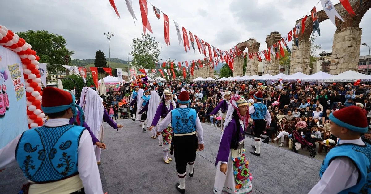  Efes Selçuk’ta çocuklar bayramlarını şenlikle kutladı