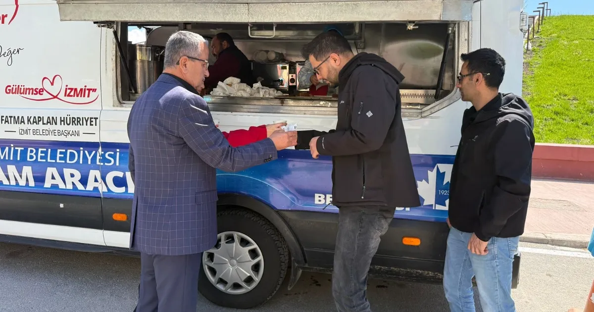 Kocaeli İzmit'te vatandaşlara sıcak ikram
