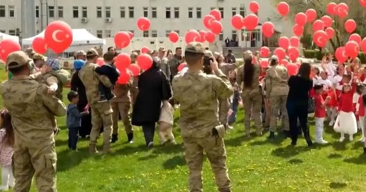 Jandarma'dan öğrencilere 23 Nisan sürprizi - Gündem Haberleri
