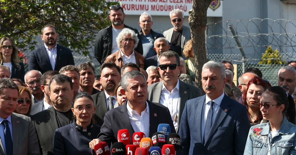 Özgür Özel, Bursa'da tutuklu bulunan Bozbey'i ziyaret etti