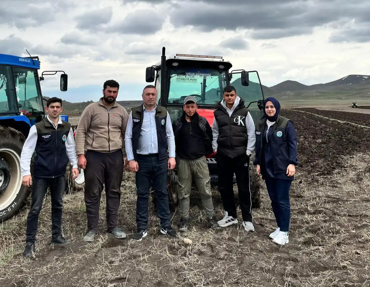 Kars’ta Ekim Sezonu Başladı: Başkan Özcan Müçük Tarlada Çiftçilerle Buluştu