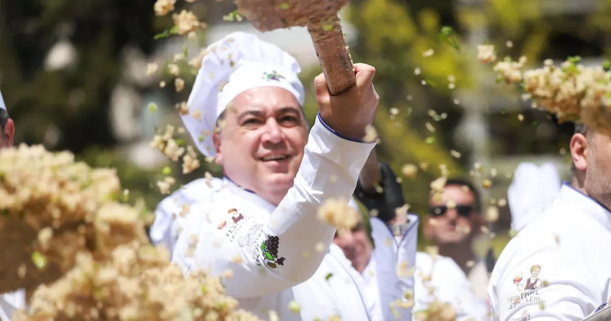 Manisa’nın lezzetleri buluştu... Başkan Dutlulu, mesir baharatlı bahar pilavı pişirdi