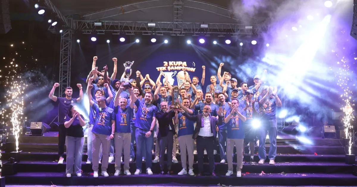 Çayırova'da şampiyon takım, şampiyon taraftarıyla buluştu