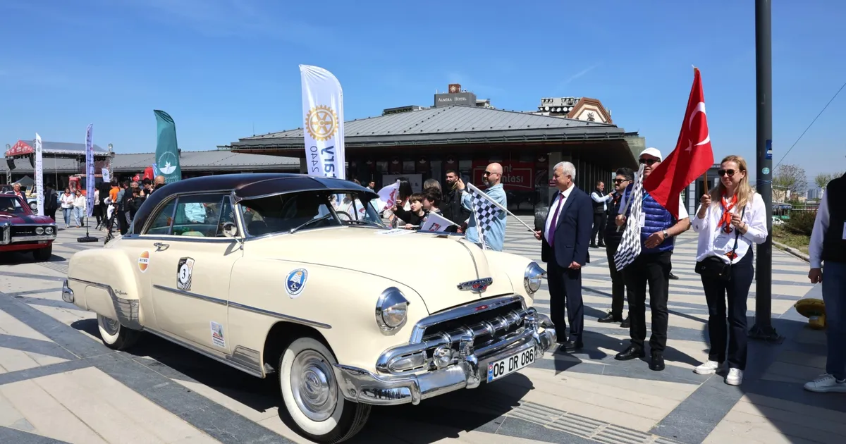 Klasik Otomobil Turu Bursa’yı renklendirdi... 'Klasik'ler geleceğe umut oldu