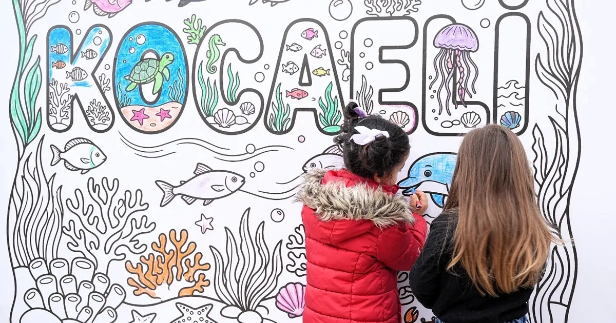 Kocaeli'de dev küp, çocukların dünyası ile renklendi