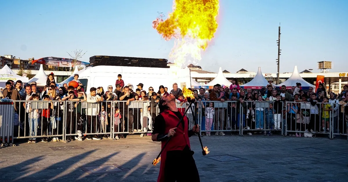 Kocaeli'de havada uçan alevler hayranlıkla izlendi