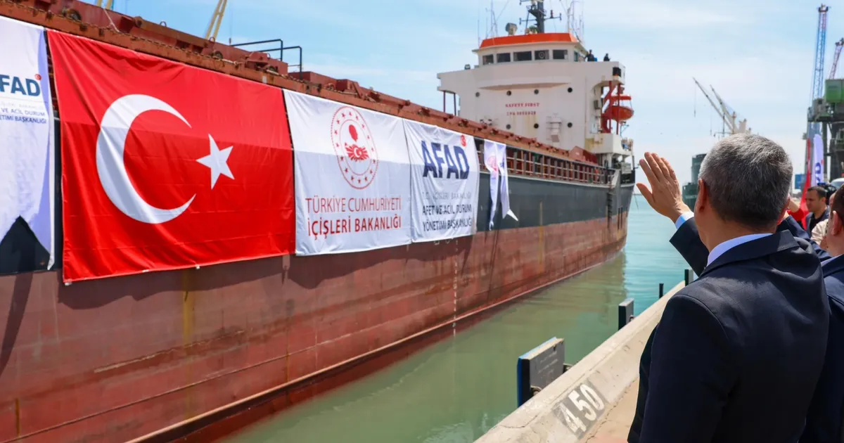 Lübnan’a 730 ton insani yardım Mersin’den dualarla uğurlandı