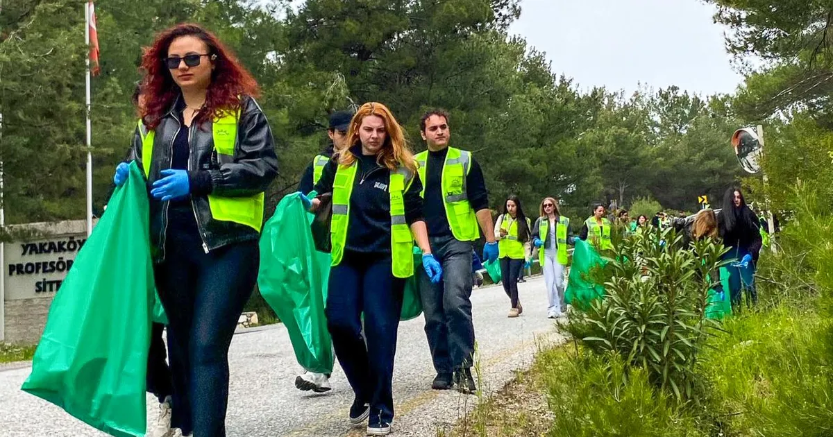 Bornova’da anlamlı temizlik