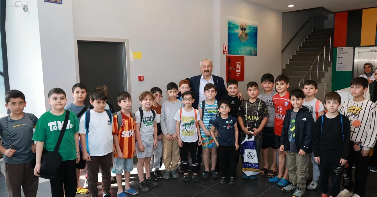 Gebze'de minik yüzücülere Başkan Büyükgöz'den ziyaret