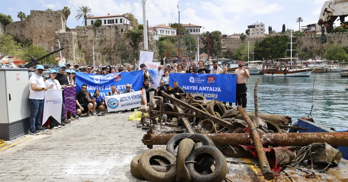 Antalya’da deniz dip temizliği... 5 ton çöp çıkartıldı