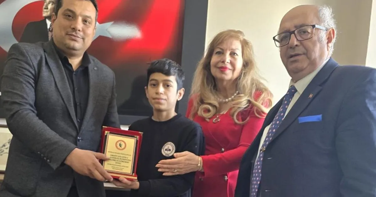 Adana’da Atatürk büstünü koruyan öğrencilere AKDEV’den anlamlı ödül