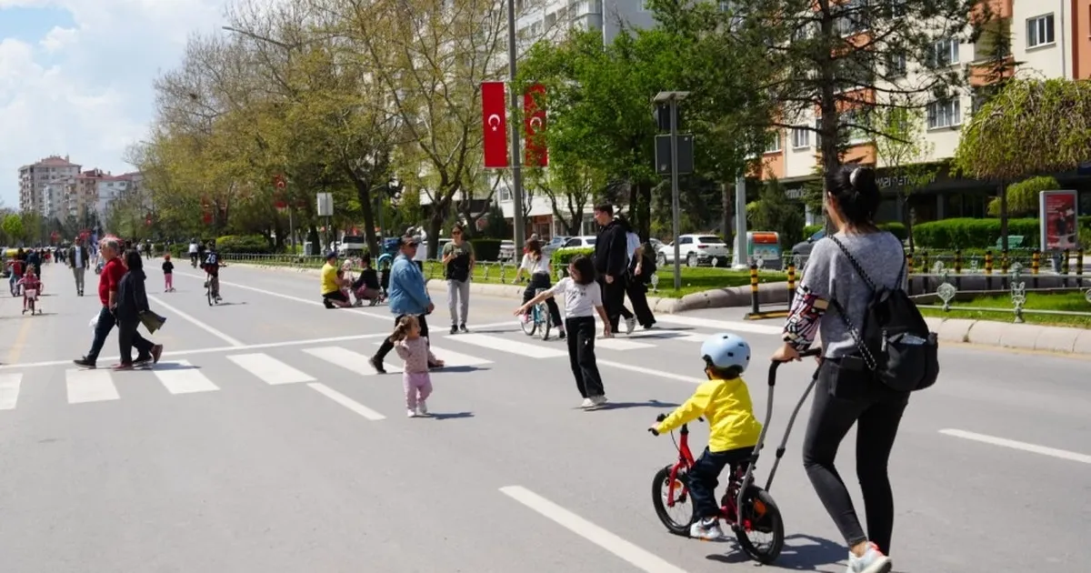  Eskişehir’de sokaklar müziğe açıldı