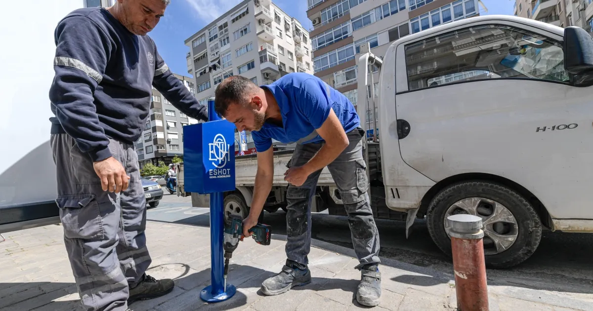 İzmir'de duraklara 3 binin üzerinde çöp kovası - Gündem Haberleri