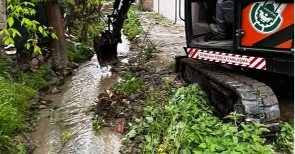 Bursa İnegöl’de sulama kanalı temizliği​​​​​​​ - Bursa Haberleri