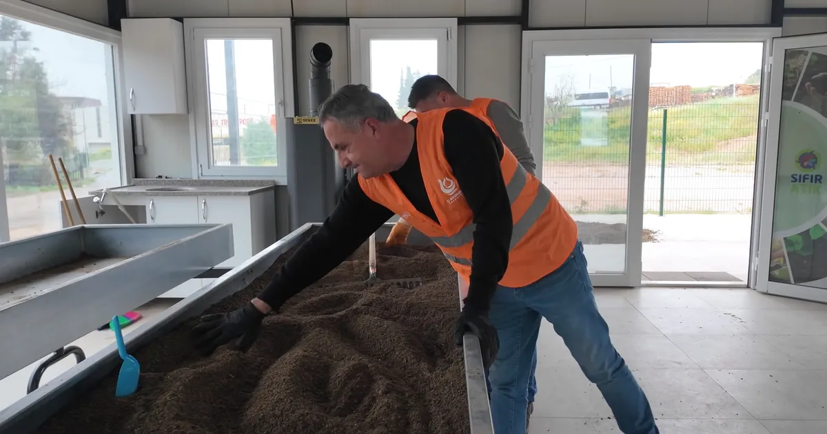 Çayırova'da kompost üretim tesisi toprağa can oluyor