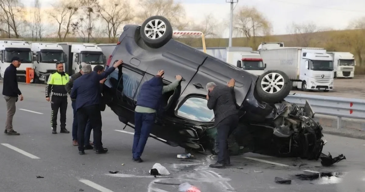Erzurum’da kavşakta dehşet anları: Çarpışan araçlarda 4 kişi yaralandı