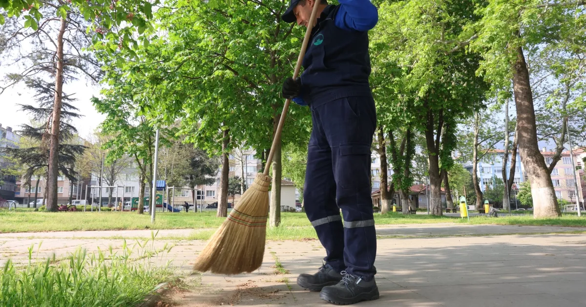 Bursa Osmangazi’nin yeşil alanlarında titiz temizlik