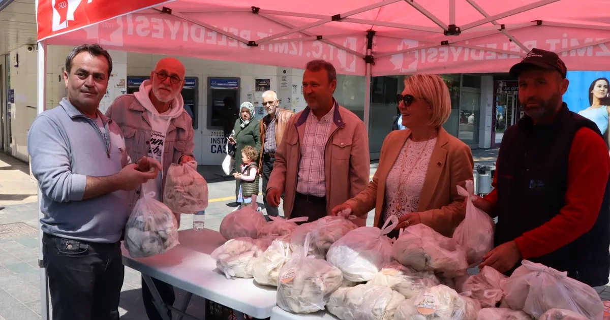 İzmit'te ücretsiz istiridye mantarları dağıtıldı