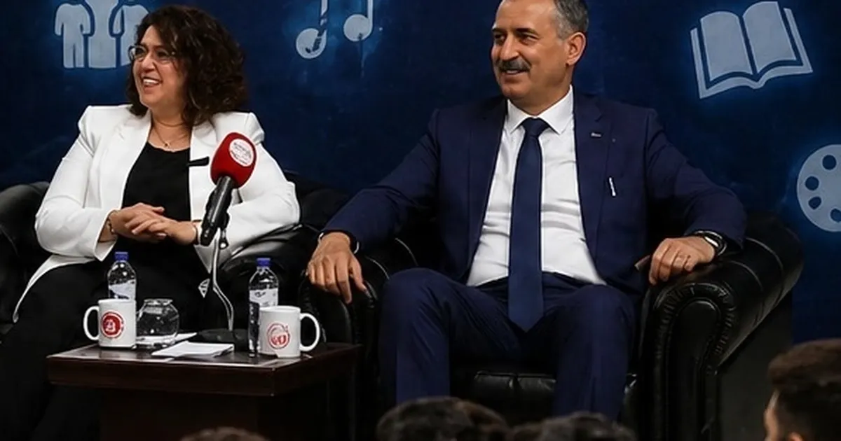 Vali Bozkurt ve eşi gençlerle “Muhabbete Gel Gecesi”nde buluştu