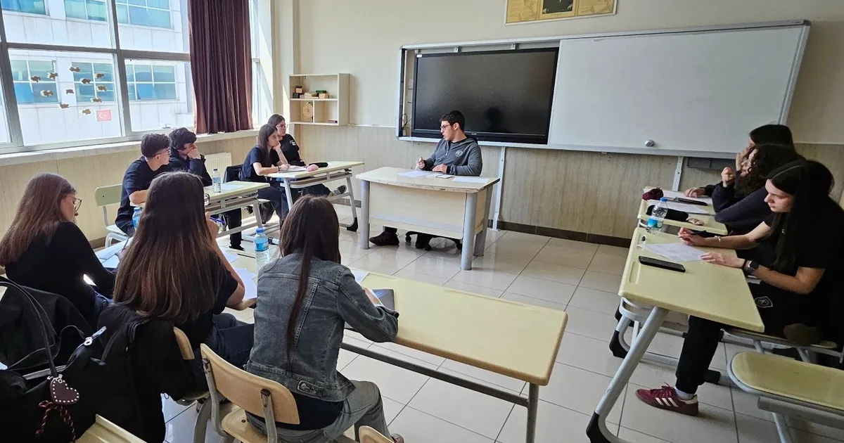 Bursa Mudanya'da liselilerin 'münazara' heyecanı