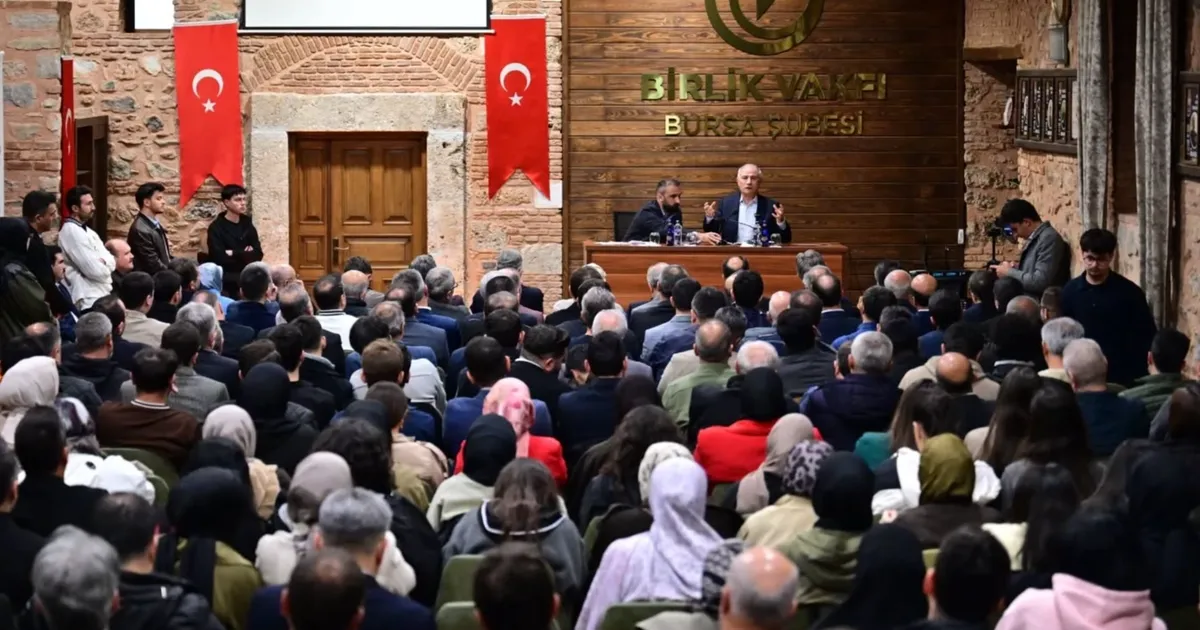 Efkan Ala Birlik Vakfı’nda gençlerle buluştu