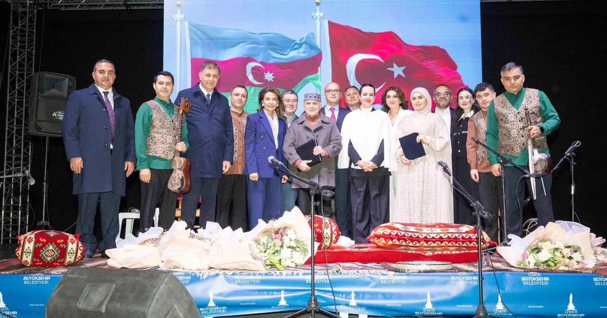 40 yıllık kardeşlik İzmir'de şarkılarla kutlandı