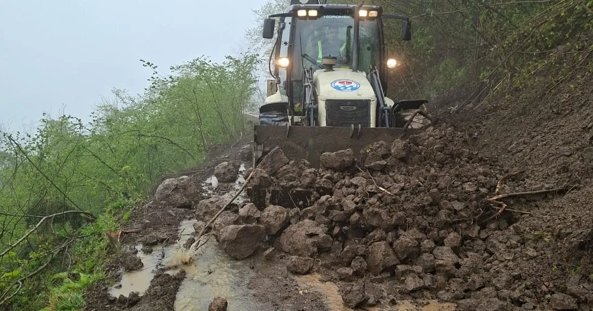 Trabzon’da heyelan sonrası 4 yol açıldı