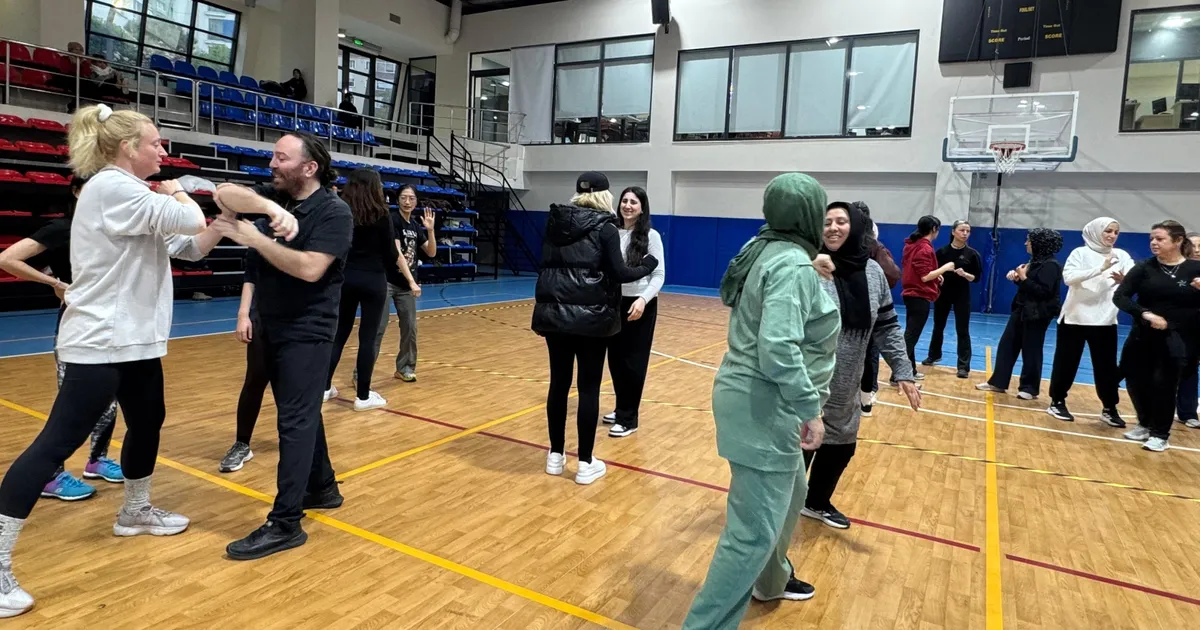 İstanbul Maltepe'de kadınlara öz savunma eğitimi