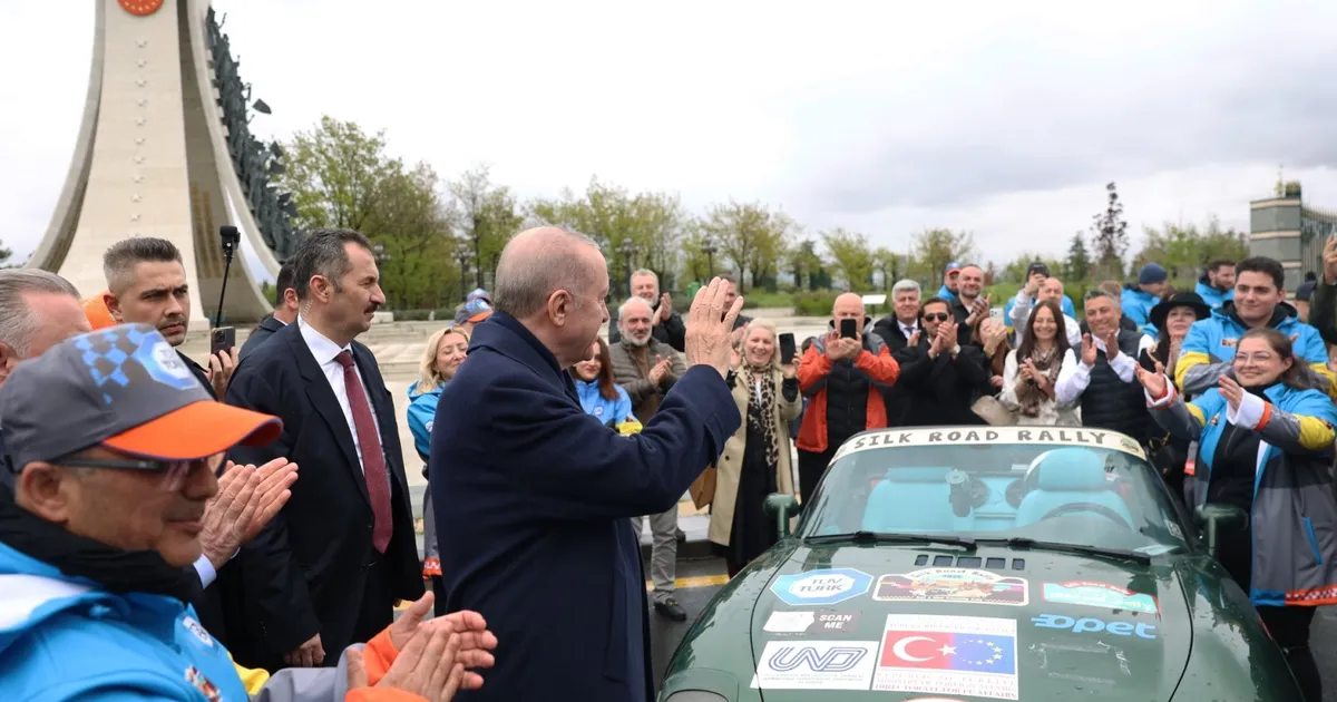 Cumhurbaşkanı Erdoğan, ralli kafilesini Külliye’den uğurladı