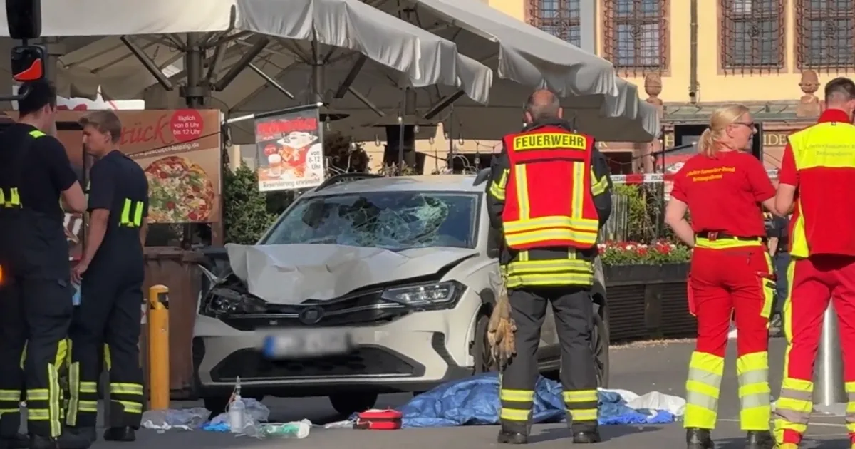 Almanya’da araç yayalara daldı! 2 ölü, çok sayıda yaralı var