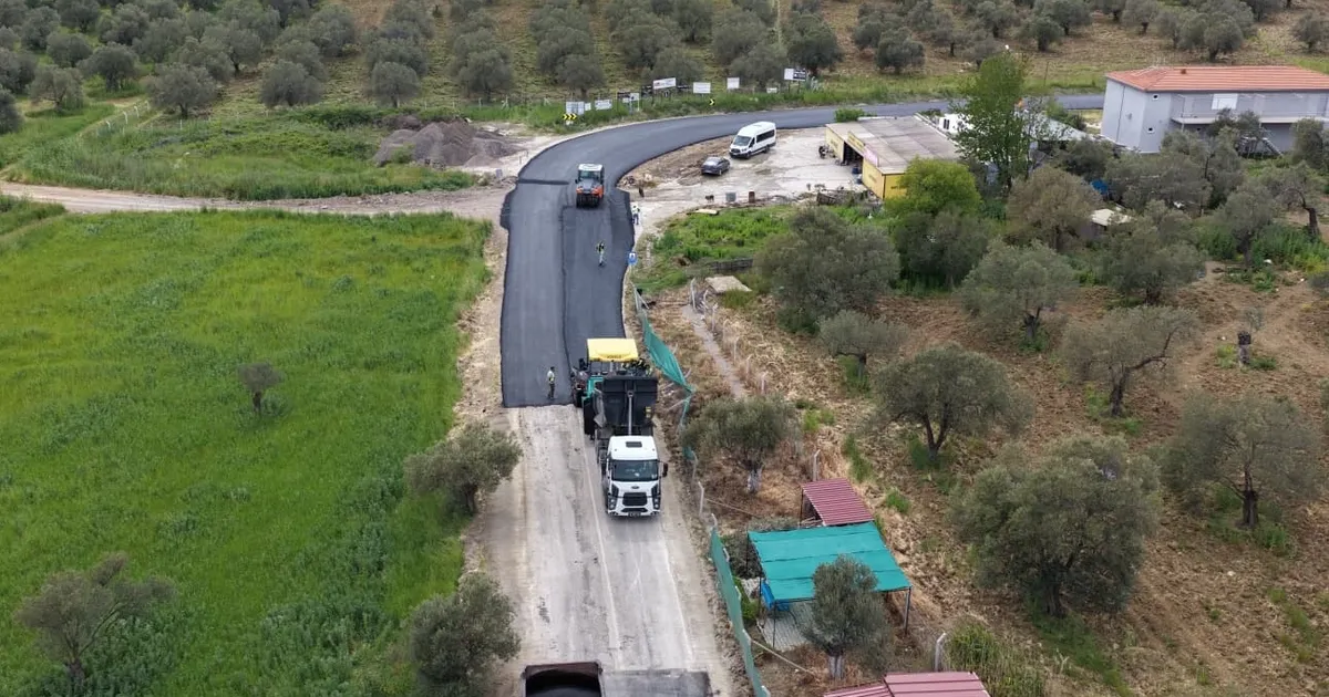 Balıkesir'de yol çalışmalarına devam ediyor