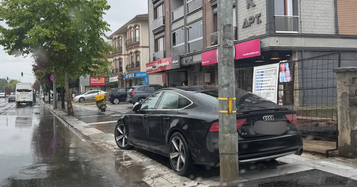Düzce'de kaldırımlar araç işgali altında!